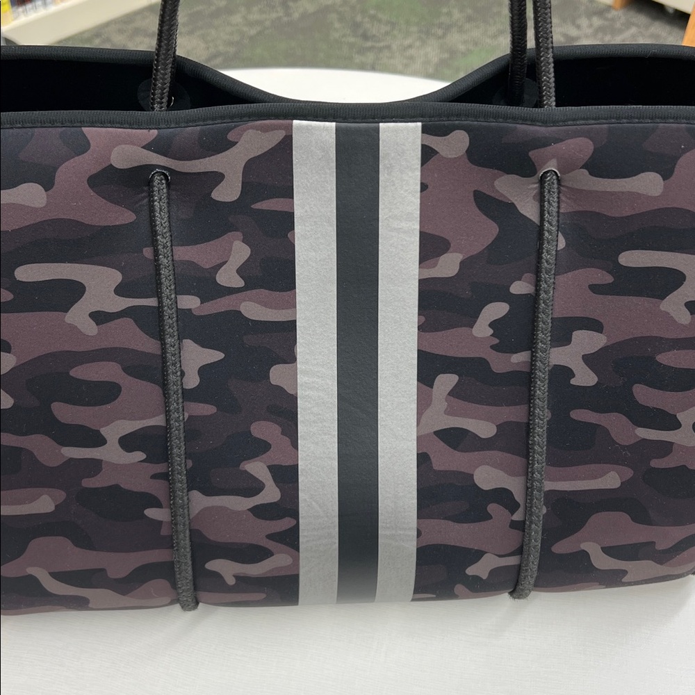 Haute Shore greyson prime elite neoprene camouflage tote bag purse lightweight - Picture 11 of 12